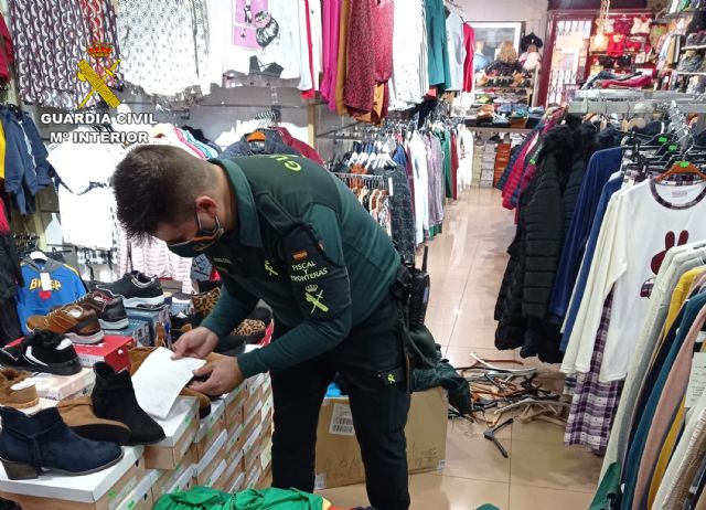 La Guardia Civil se incauta de 150 prendas de vestir falsificadas en un comercio de Totana, Foto 2
