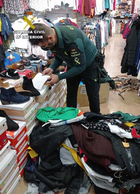 La Guardia Civil se incauta de 150 prendas de vestir falsificadas en un comercio de Totana, Foto 3