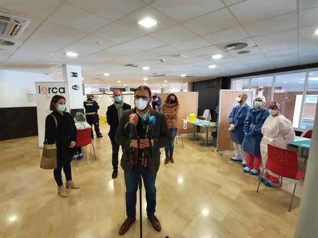 La colaboración entre el Ayuntamiento de Lorca y Salud Pública permite la vacunación frente al COVID de un millar de profesionales sanitarios ejercientes en el Área 3 de Salud - 1, Foto 1