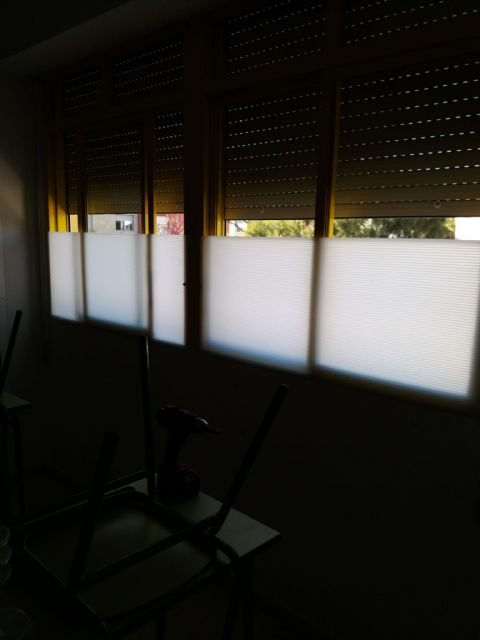 El Ayuntamiento instala paneles en las ventanas de los centros educativos para proteger del fro a los alumnos, Foto 1