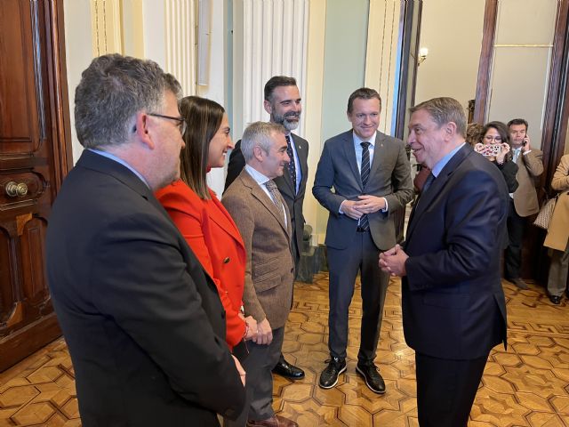 El Gobierno regional reclama al Ministerio que se empiece a trabajar para cambiar el reglamento de la pesca de arrastre del Mediterráneo - 1, Foto 1