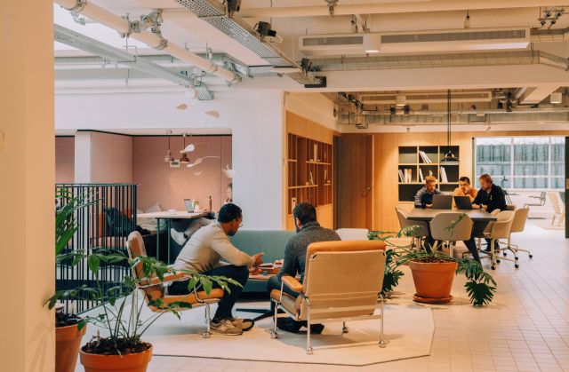 Tendencias laborales 2025: El auge del trabajo híbrido y la transformación del entorno profesional - 1, Foto 1