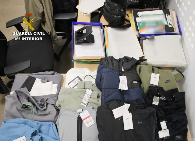 La Guardia Civil desarticula un grupo criminal especializado en hurtos de productos de alta gama en comercios - 3, Foto 3