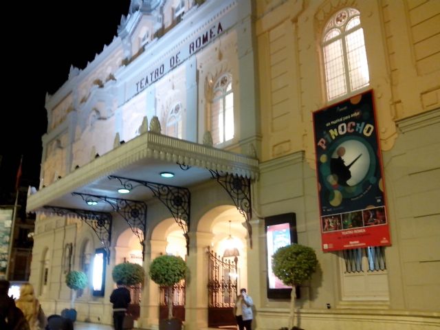 El ayuntamiento retira carteles ilegales en las fachadas del Romea tras la petición de información de Ahora Murcia - 1, Foto 1