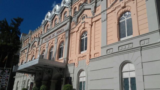 El ayuntamiento retira carteles ilegales en las fachadas del Romea tras la petición de información de Ahora Murcia - 2, Foto 2