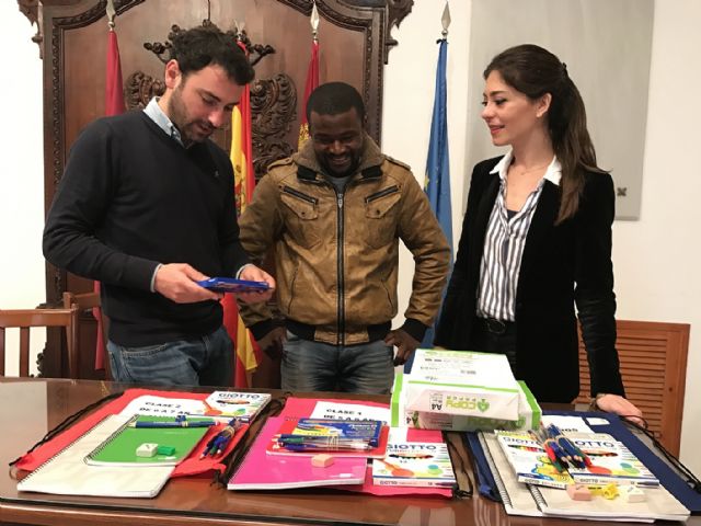 Las Concejalías de Juventud y Servicios Sociales entregan a 17 centros escolares de primaria y secundaria del municipio 325 libros para ayudar a las familias más necesitadas - 1, Foto 1