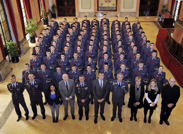 105 cadetes de la Academia General del Aire visitan el Salón de Plenos - 1, Foto 1