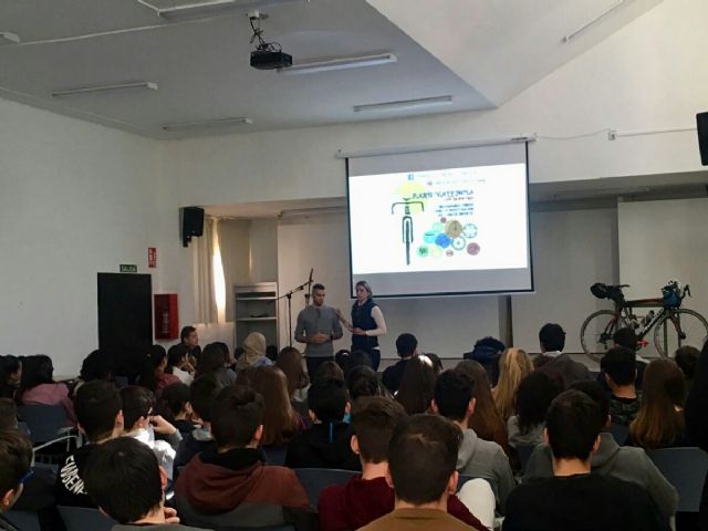 Las concejalías de Sanidad y Educación llevan el Día Internacional del Cáncer Infantil a los institutos - 2, Foto 2