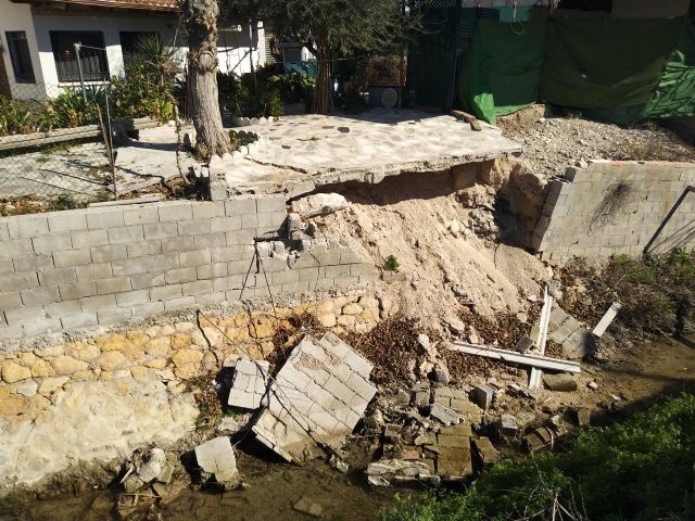 El PSOE exige a Ballesta que deje de echarle cara y asuma el acondicionamiento de la acequia Barreras y el arreglo de la calzada que la circunda - 1, Foto 1