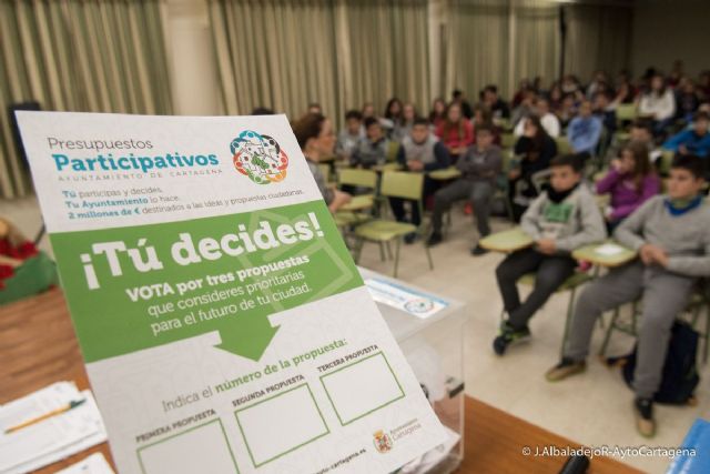 Visita a las mejoras de infraestructuras realizadas en el IES San Isidoro dentro de los Presupuestos Participativos - 1, Foto 1