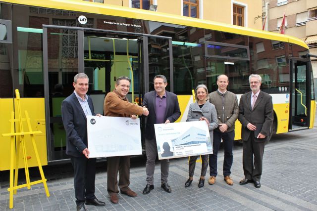 El Ayuntamiento de Alcantarilla suscribe un convenio con la empresa de autobuses LAT, en el que aumenta la oferta de transporte público bonificado para los estudiantes de nuestro municipio - 1, Foto 1