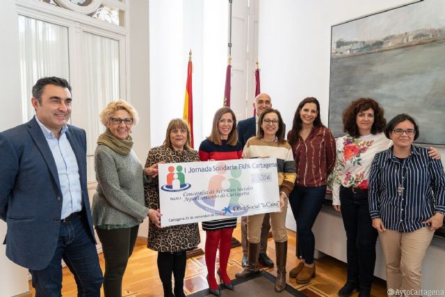 El Ayuntamiento entrega el cheque de 2.500 euros recaudados por FAPA al proyecto La Botica del Libro - 1, Foto 1