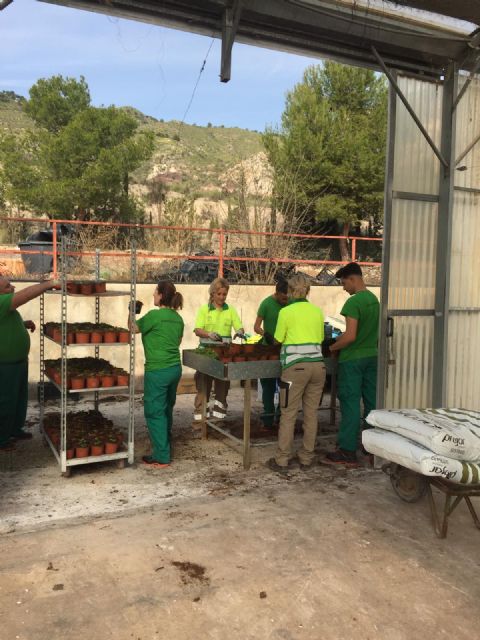Las concejalías de Parques y Jardines y de Desarrollo Local colaboran en la preparación de la plantación de las flores que lucirán en toda la ciudad esta Semana Santa - 1, Foto 1