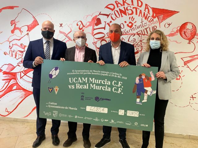Ayuntamiento, Real Murcia y UCAM entregan a Cáritas la cantidad recaudada en el partido benéfico de Navidad - 1, Foto 1