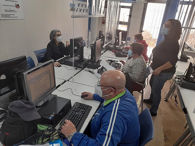 Talleres intensivos de manejo de móvil y sus aplicaciones en el día a día para personas jubiladas - 1, Foto 1