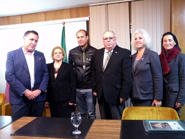 Sevilla . En el Ilustre Colegio de Doctores y Licenciados de Sevilla y Huelva, se presentó el cartel de Semana Santa 2024 del Ateneo de Triana - 1, Foto 1