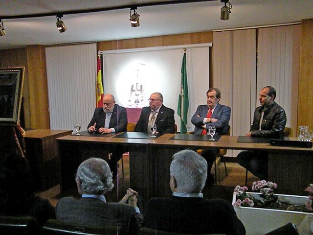 Sevilla . En el Ilustre Colegio de Doctores y Licenciados de Sevilla y Huelva, se presentó el cartel de Semana Santa 2024 del Ateneo de Triana - 2, Foto 2