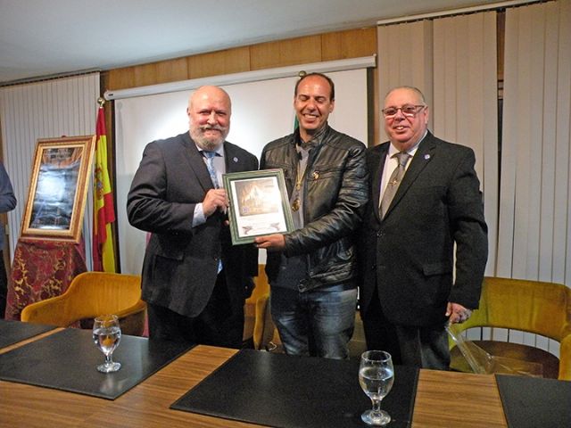 Sevilla . En el Ilustre Colegio de Doctores y Licenciados de Sevilla y Huelva, se presentó el cartel de Semana Santa 2024 del Ateneo de Triana - 3, Foto 3