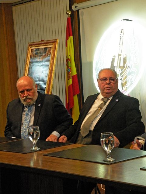 Sevilla . En el Ilustre Colegio de Doctores y Licenciados de Sevilla y Huelva, se presentó el cartel de Semana Santa 2024 del Ateneo de Triana - 4, Foto 4