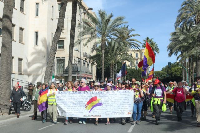 La ruta de La Desbandá llega a su fin en Almería con un emotivo homenaje a las víctimas del genocidio franquista - 3, Foto 3