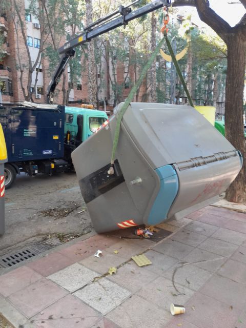 El Ayuntamiento de Murcia mantiene activo un dispositivo especial este domingo para borrar las huellas del temporal de viento - 2, Foto 2