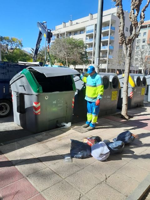 El Ayuntamiento de Murcia mantiene activo un dispositivo especial este domingo para borrar las huellas del temporal de viento - 4, Foto 4