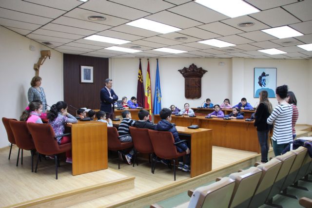 Alumnos del colegio Sierra Espuña visitan el Ayuntamiento, Foto 1