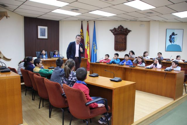 Alumnos del colegio Sierra Espuña visitan el Ayuntamiento, Foto 2