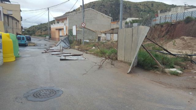 IU-V solicita la retirada de las chapas metálicas de los solares - 1, Foto 1