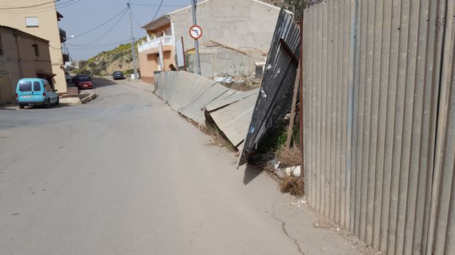 IU-V solicita la retirada de las chapas metálicas de los solares - 2, Foto 2