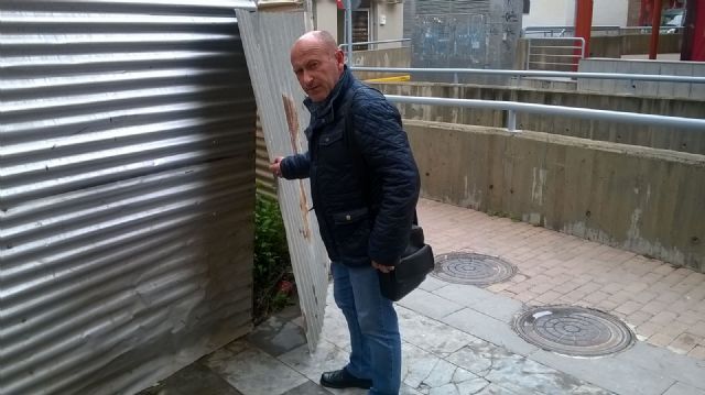 IU-V solicita la retirada de las chapas metálicas de los solares - 4, Foto 4