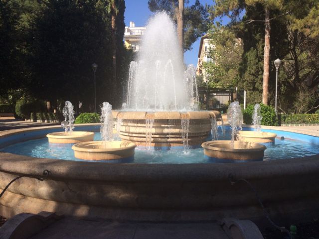 Colocan un dosificador de cloro y regulador de ph en la fuente principal de la plaza de Rey Don Pedro - 1, Foto 1