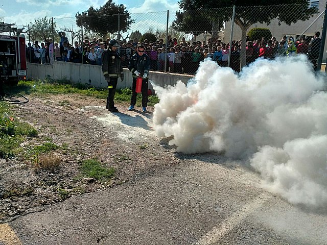 Simulacro de evacuación y formación en el manejo de extintores para profesores del colegio Luis Perez Rueda, Foto 1