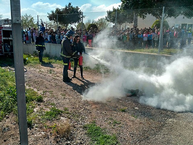 Simulacro de evacuación y formación en el manejo de extintores para profesores del colegio Luis Perez Rueda, Foto 2