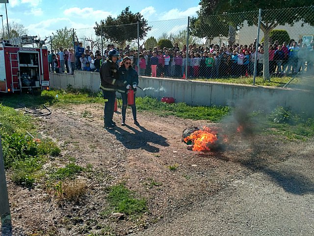 Simulacro de evacuación y formación en el manejo de extintores para profesores del colegio Luis Perez Rueda, Foto 3