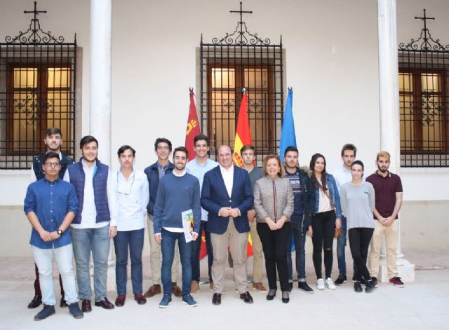 La Federación Regional de Estudiantes Murcianos entrega a Pedro Antonio Sánchez  una batería de propuestas para el Plan Ciencia de la región - 2, Foto 2