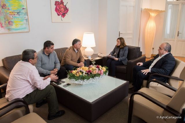 La alcaldesa exigira a la comunidad que permita a los taxistas cartageneros operar en el aeropuerto de Corvera - 1, Foto 1