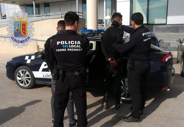 Agentes de Policía Local de Torre Pacheco detienen a dos jóvenes por perpetrar un robo en el interior de un vehículo en el Barrio de Fátima - 1, Foto 1