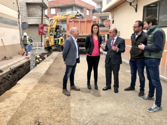 El Plan de Obras y Servicios permite renovar el pavimento de la avenida de la Democracia de Águilas y su entorno - 1, Foto 1