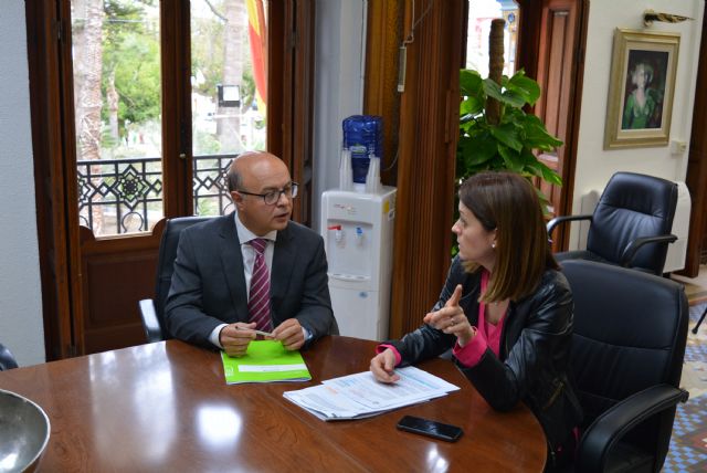 El consejero de Hacienda y Administraciones Públicas y la alcaldesa visitan las obras de mejora de la calzada y la red de aguas de la calle Manuel Azaña y adyacentes - 1, Foto 1