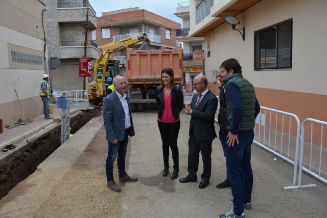 El consejero de Hacienda y Administraciones Públicas y la alcaldesa visitan las obras de mejora de la calzada y la red de aguas de la calle Manuel Azaña y adyacentes - 2, Foto 2