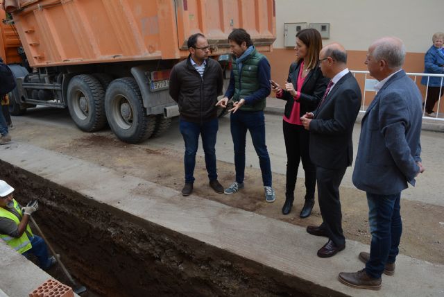 El consejero de Hacienda y Administraciones Públicas y la alcaldesa visitan las obras de mejora de la calzada y la red de aguas de la calle Manuel Azaña y adyacentes - 3, Foto 3