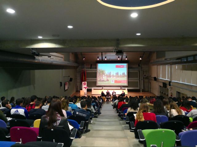 Estudiantes de Economía y Empresa de la Universidad de Murcia reciben algunas claves para emprender con éxito - 2, Foto 2