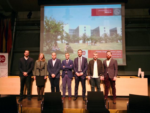 Estudiantes de Economía y Empresa de la Universidad de Murcia reciben algunas claves para emprender con éxito - 3, Foto 3