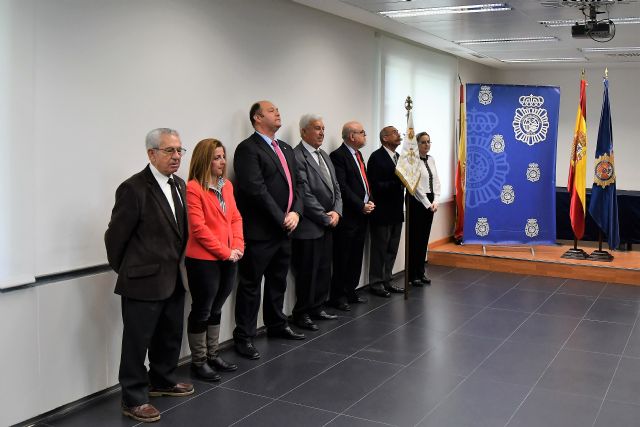 Nuestro Padre Jesús Resucitado entrega un gallardete a la Policía Nacional - 1, Foto 1