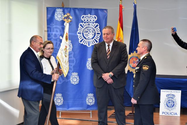 Nuestro Padre Jesús Resucitado entrega un gallardete a la Policía Nacional - 2, Foto 2
