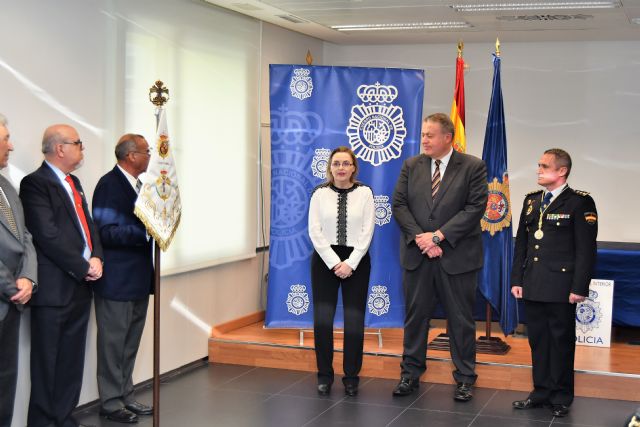 Nuestro Padre Jesús Resucitado entrega un gallardete a la Policía Nacional - 3, Foto 3