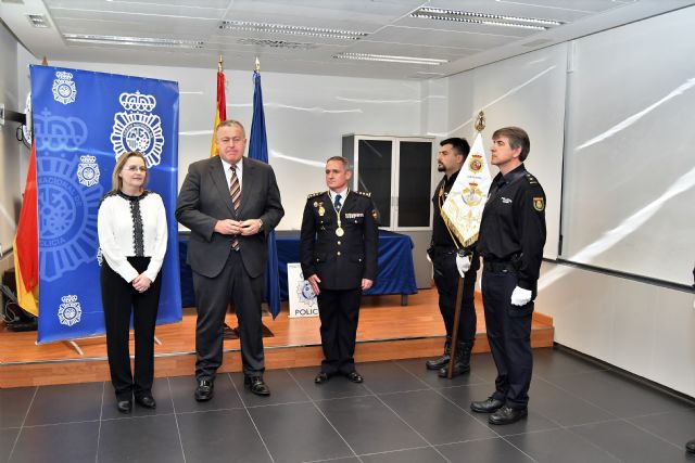 Nuestro Padre Jesús Resucitado entrega un gallardete a la Policía Nacional - 4, Foto 4