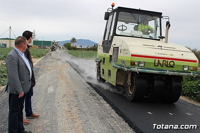 La Concejalía de Caminos pavimenta, con recursos propios, los caminos de COATO y Ezequiel, junto a la Ciudad Deportiva - 1, Foto 1