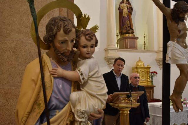 El Alcalde entrega a la iglesia de San José una nueva talla de Nuestra Señora de la Aurora, así como las esculturas restauradas del patrón del barrio y de Cristo Crucificado - 1, Foto 1